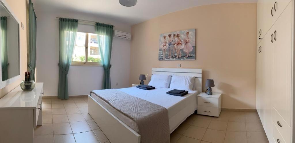 Royal Seacrest Residence Paphos Bagian luar foto