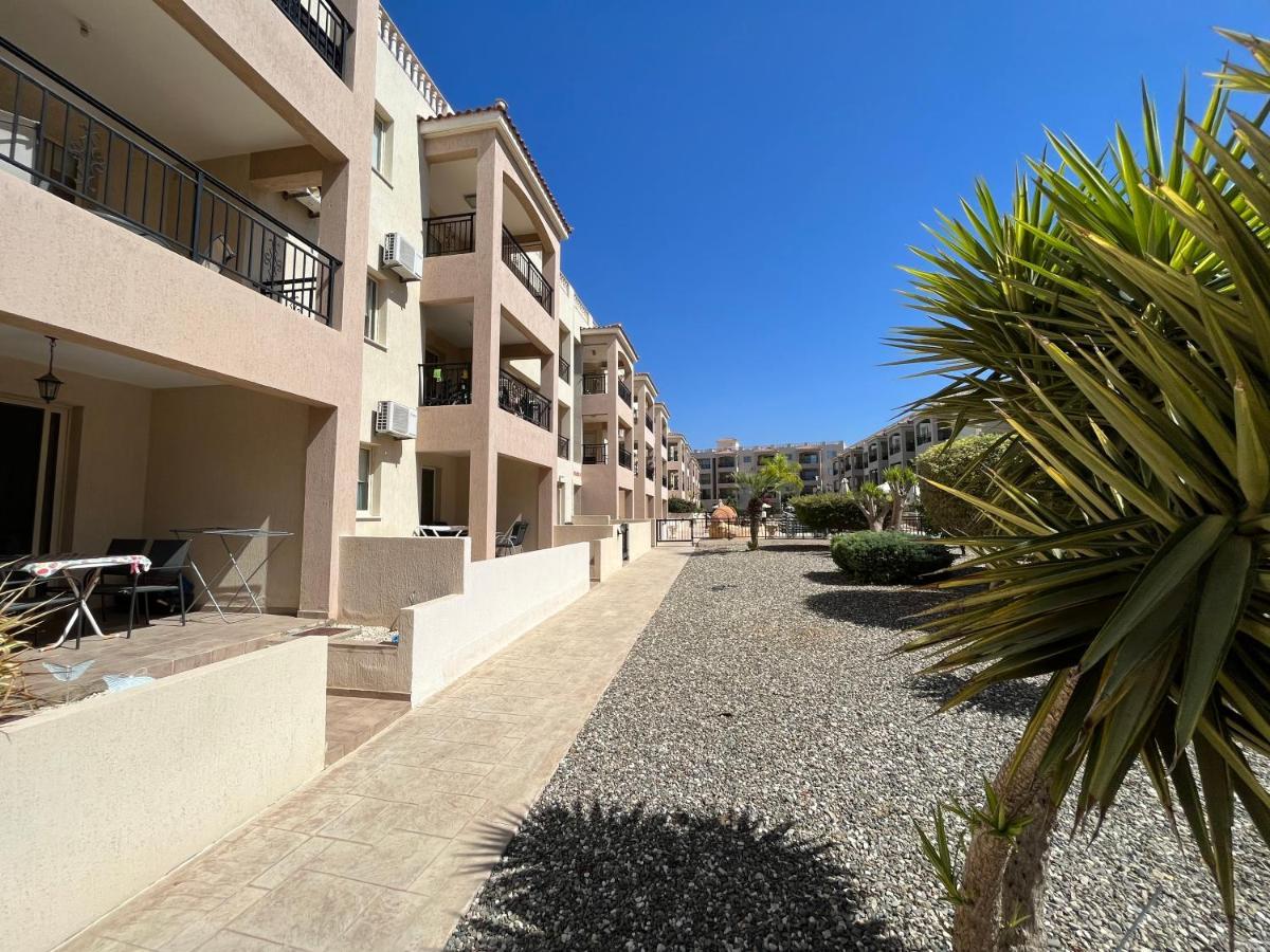 Royal Seacrest Residence Paphos Bagian luar foto