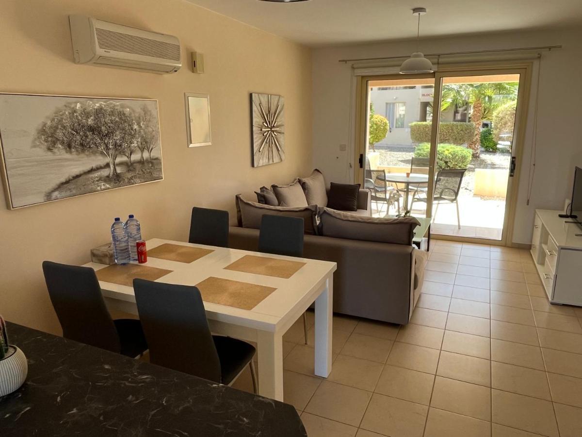Royal Seacrest Residence Paphos Bagian luar foto
